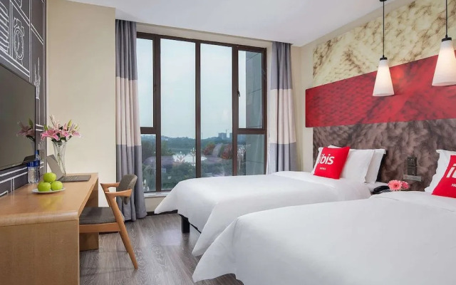 Ibis E'Meishan Railway Station Hotel