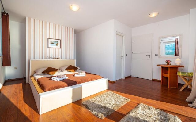 Amazing Home in Novigrad With 5 Bedrooms, Wifi and Outdoor Swimming Pool