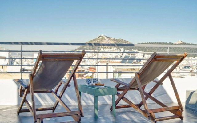 Pristine penthouse with Parthenon view by the pool