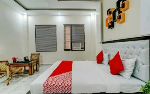 OYO Flagship 70203 Seventy Stay In