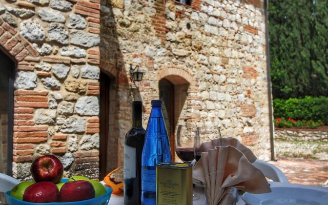 Apartment in a farmhouse with swimming pool