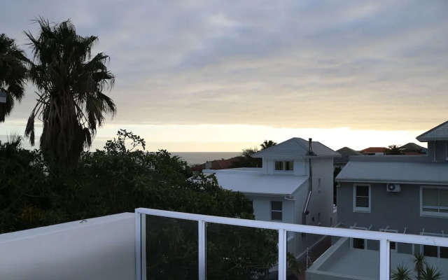 Camps Bay Holiday Home - Walk to the Beach