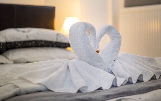 The Mews, With Free Private Parking, Windermere