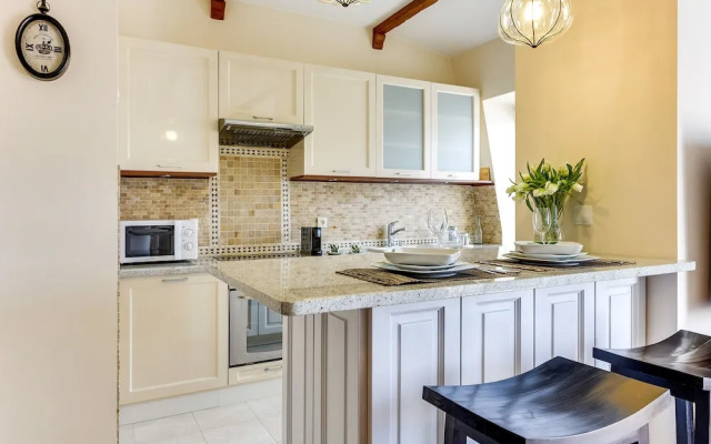 Lion Apartments -Colonial