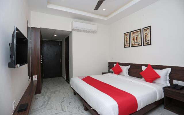 OYO Flagship 18533 Tulip Inn