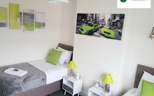 Classy 3-Bedroom MAC House with Garden - Pool Table - Netflix