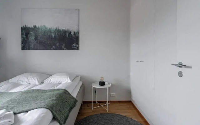 Modern 1BR Apt with Sauna, Balcony & Free Parking