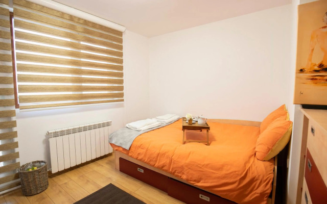 Cozy Apartment with Mountain View & Parking