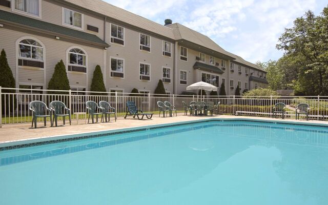 Econo Lodge Whitehall near Michigan's Adventure
