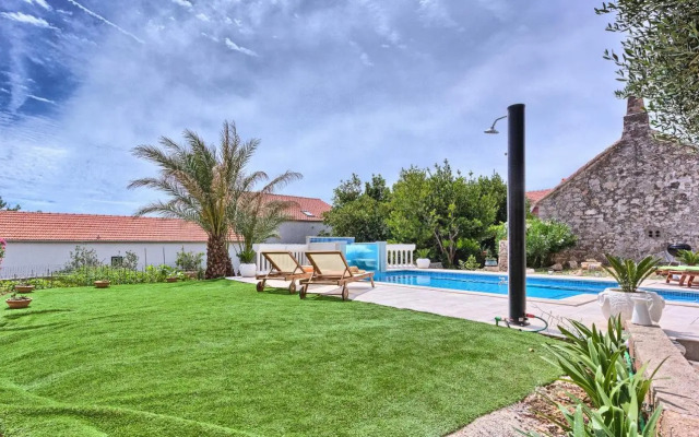 Lantana Holiday Home