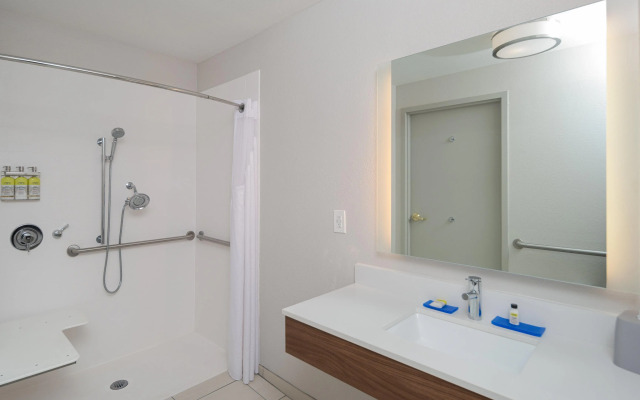 Holiday Inn Express & Suites Dinuba West by IHG