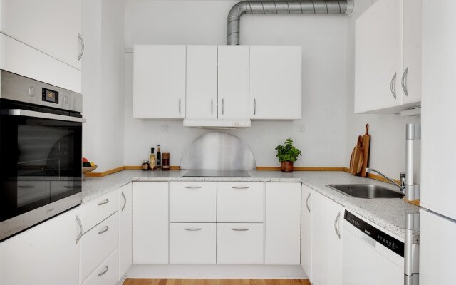 Sanders Constantin - Chic 2-bdr Apt With Balcony