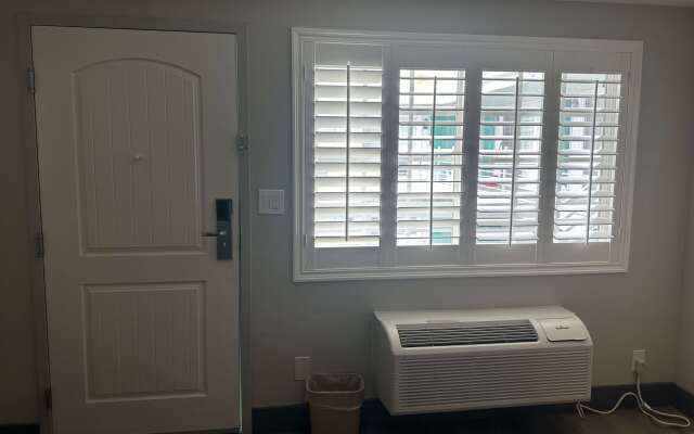 Super 8 by Wyndham Oceanside Downtown