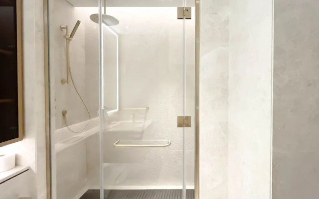 Luxury Beachfront 1BR on Palm Jumeirah & Balcony