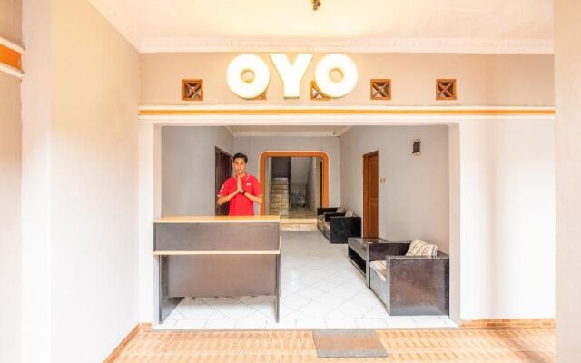 OYO 1398 Kawaluyaan Near RS AMC