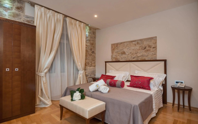 Antique Split Luxury Rooms