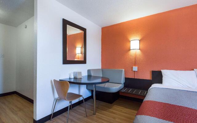 Motel 6 Lincoln, IL