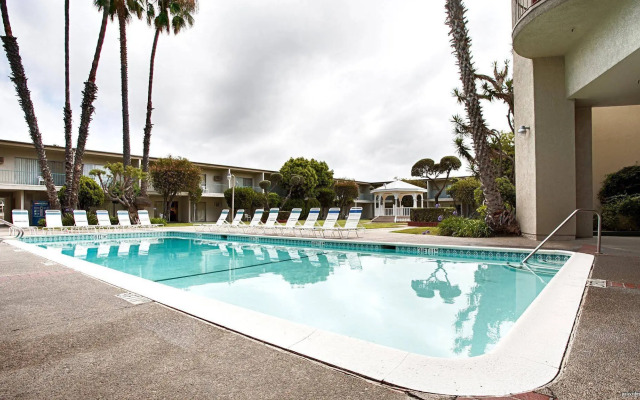 Golden Sails Hotel