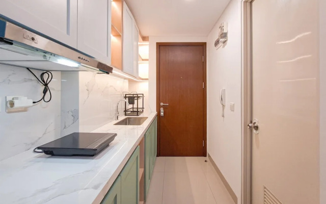 Simple Neutral Toned Studio Room At Parkland Avenue Apartment