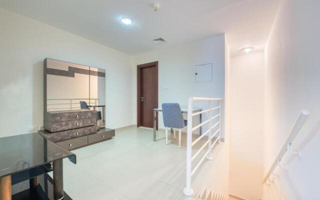 RH- Cozy 1 BR Duplex in X1 Tower