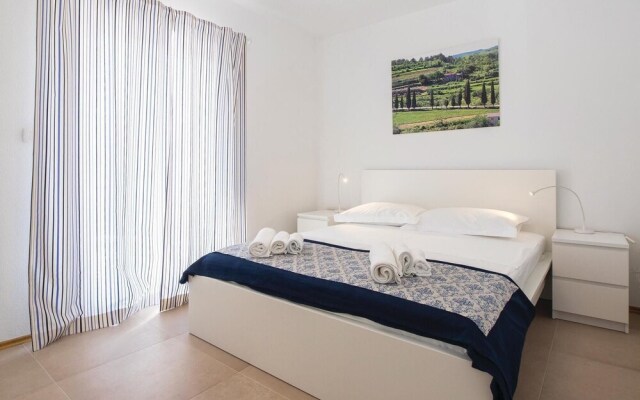 Beautiful Home in Milna With Wifi and 4 Bedrooms