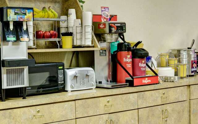 Days Inn & Suites by Wyndham Louisville SW