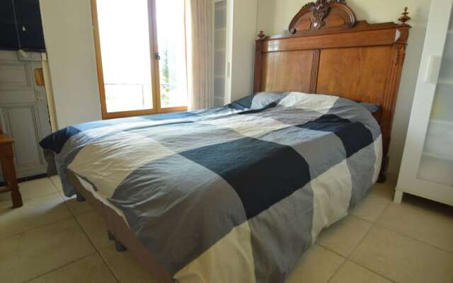 Modern Holiday Home near Forest in Burgundy