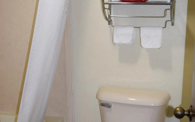 Travelodge Inn & Suites by Wyndham Norman