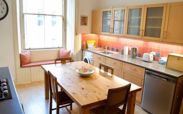 2 Bedroom Flat Near The Kings Theatre