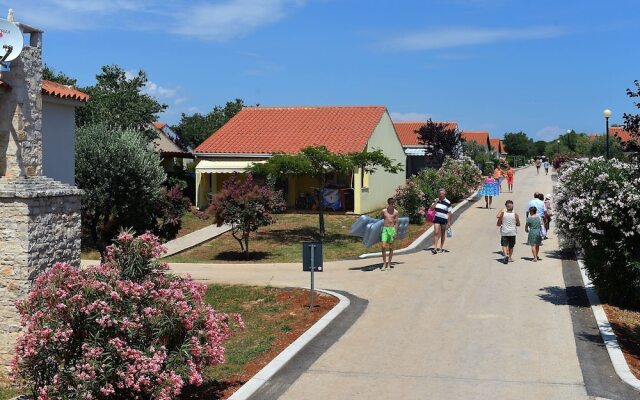 Carefully Furnished Bungalow With 2 Bathrooms, 7km From Pula