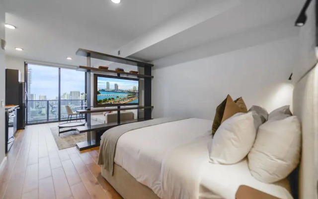 Bayside Studio Overlooking the city