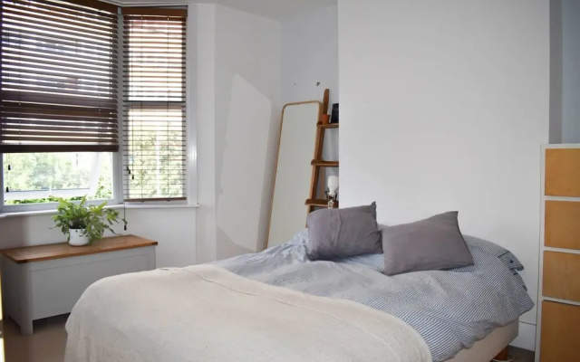 Cosy 1 Bedroom Modern Maisonette with Summertime Balcony