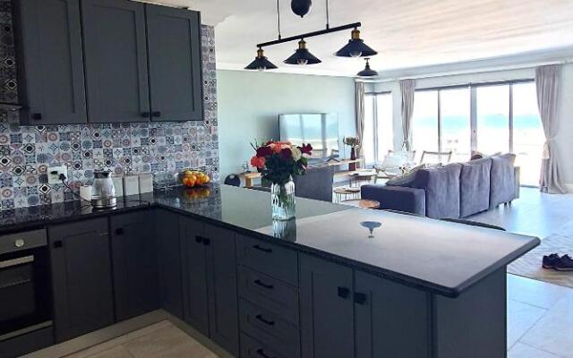 2 Dolphin Ridge , Bloubergstrand