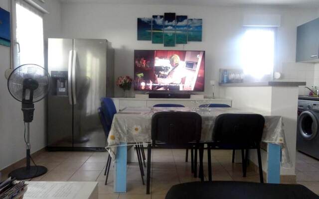 Apartment With 2 Bedrooms in Villeneuve-lès-avignon, With Pool Access,