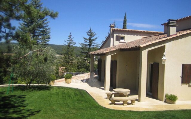 Attractive Holiday Home in Céreste With Swimming Pool