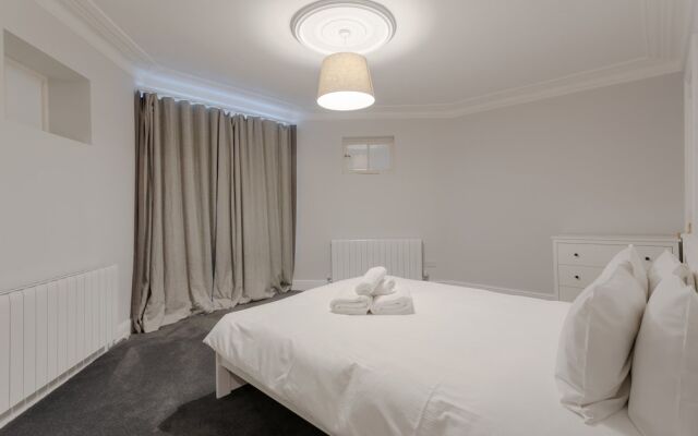 3 Bedroom House With Garden in Brondesbury