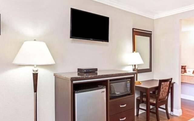 Days Inn by Wyndham Long Beach City Center