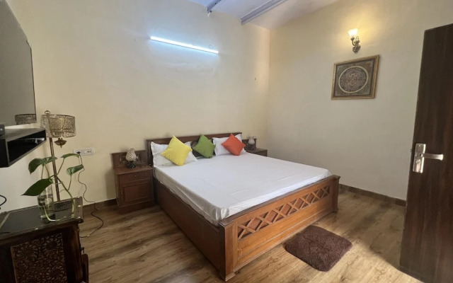 Colonel Dugal's - Near Taj, Fort & Shopping
