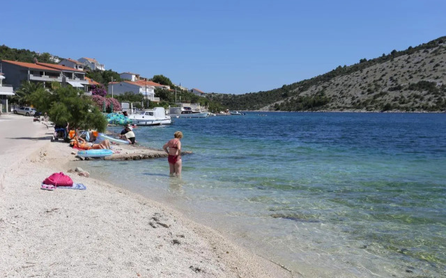 Apartments by the sea Vinisce, Trogir - 10241