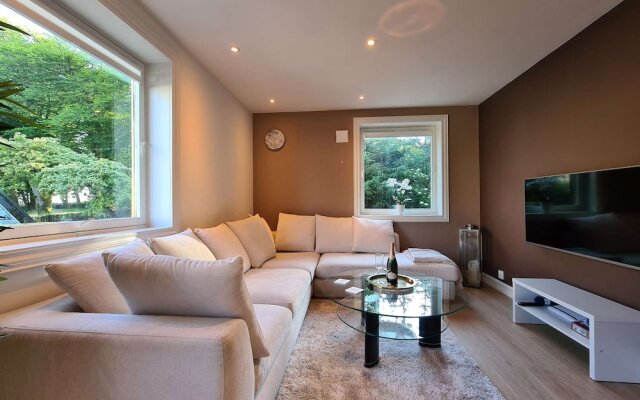 Bright And Modern - 2-bedroom, Central, Free Parking