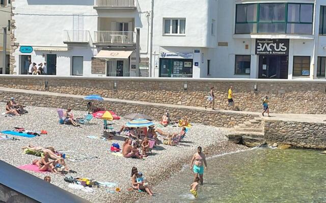 Luxe 8P dorpshuis centrum l'Escala 50m van strand