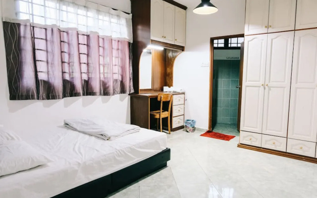 Camelia Homestay by ZUZU