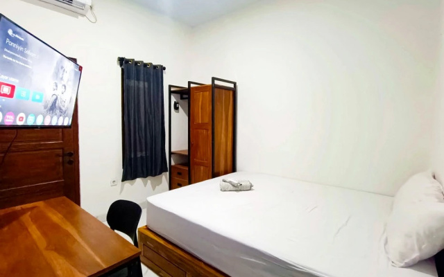 Ndalem Tamanan Syariah RedPartner – Guest Rooms – Yogyakarta