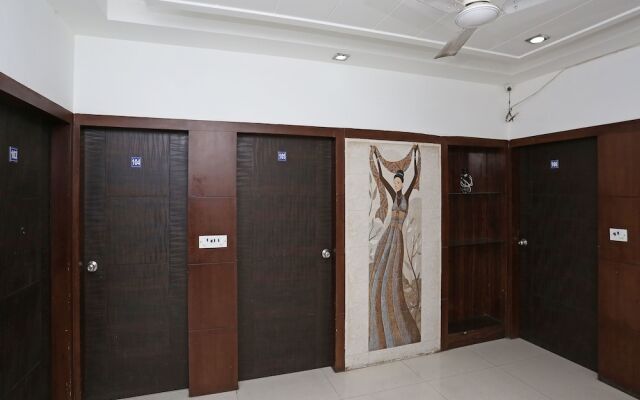 OYO 14389 Diplomat Suites