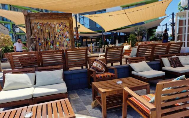 Royale Sundance Studio 8 in Alezzi Beach Spa Pool