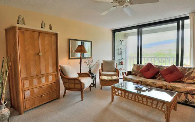 Lahaina Shores #522 Studio Bedroom Condo by RedAwning