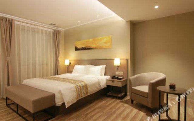 Home Inn Plus (Beijing South Railway Station South Square)