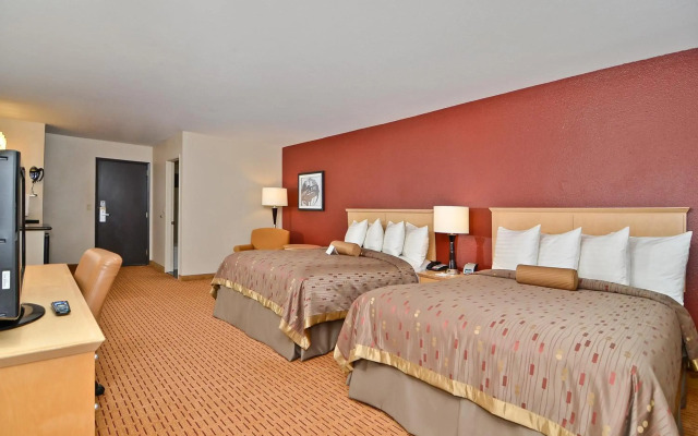 Clackamas Inn & Suites