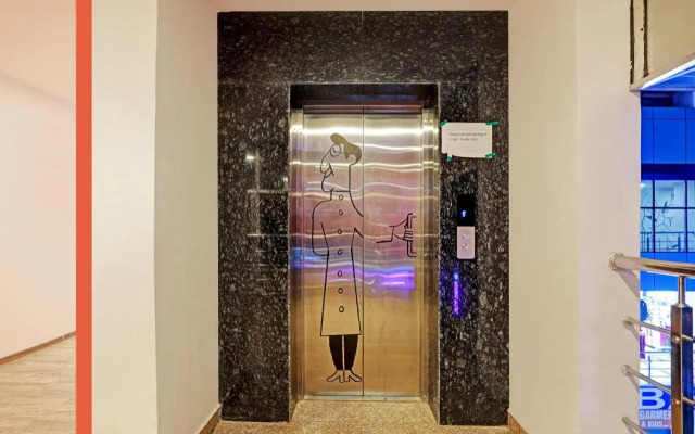 Collection O 70363 Banana Leaves