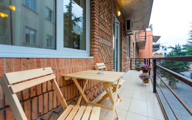 Falcon Apartments - Metekhi